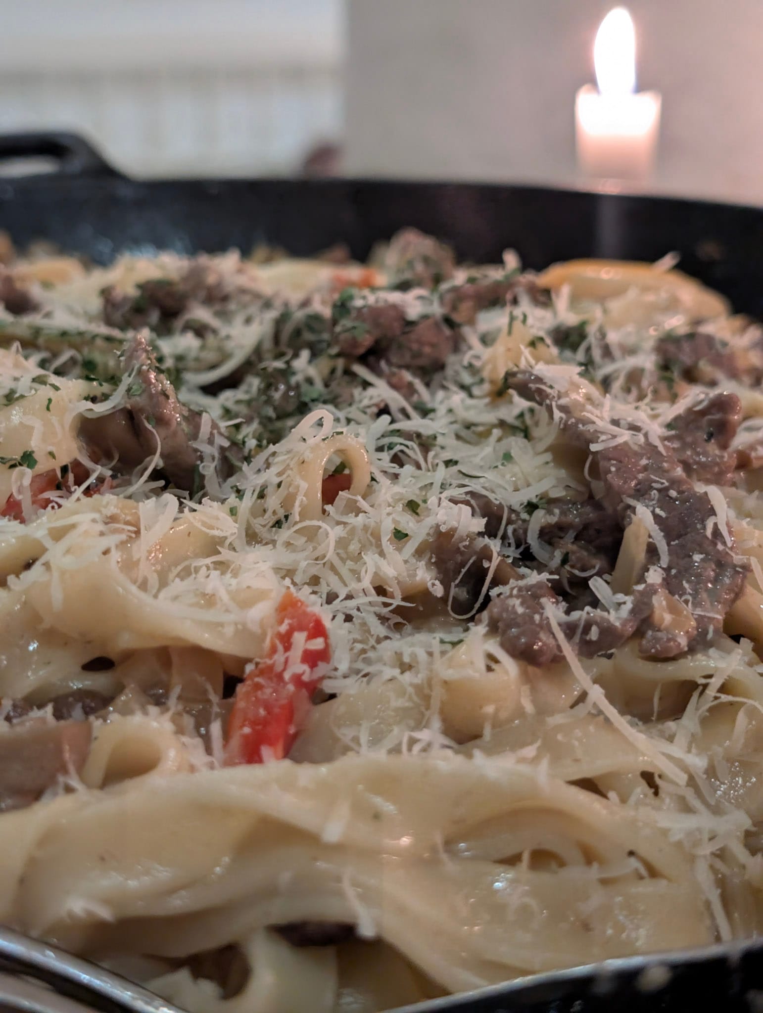 Krämig pasta med lövbiff och champinjoner